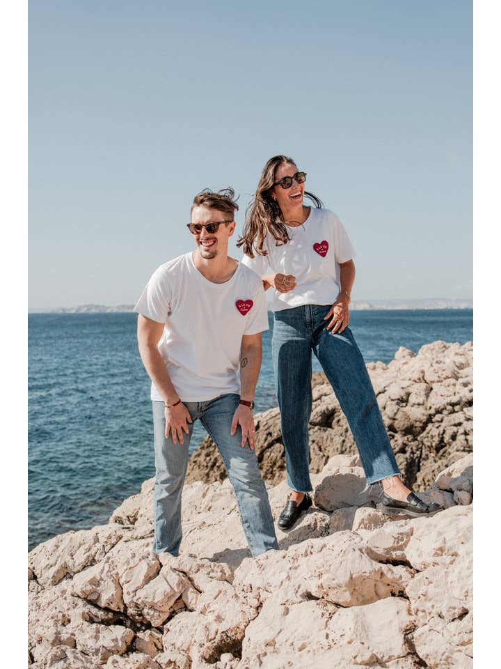 Un baiser français s'il vous plaît - Wholesale T-Shirt - Unisex - Embroidered heart patch T-shirt11