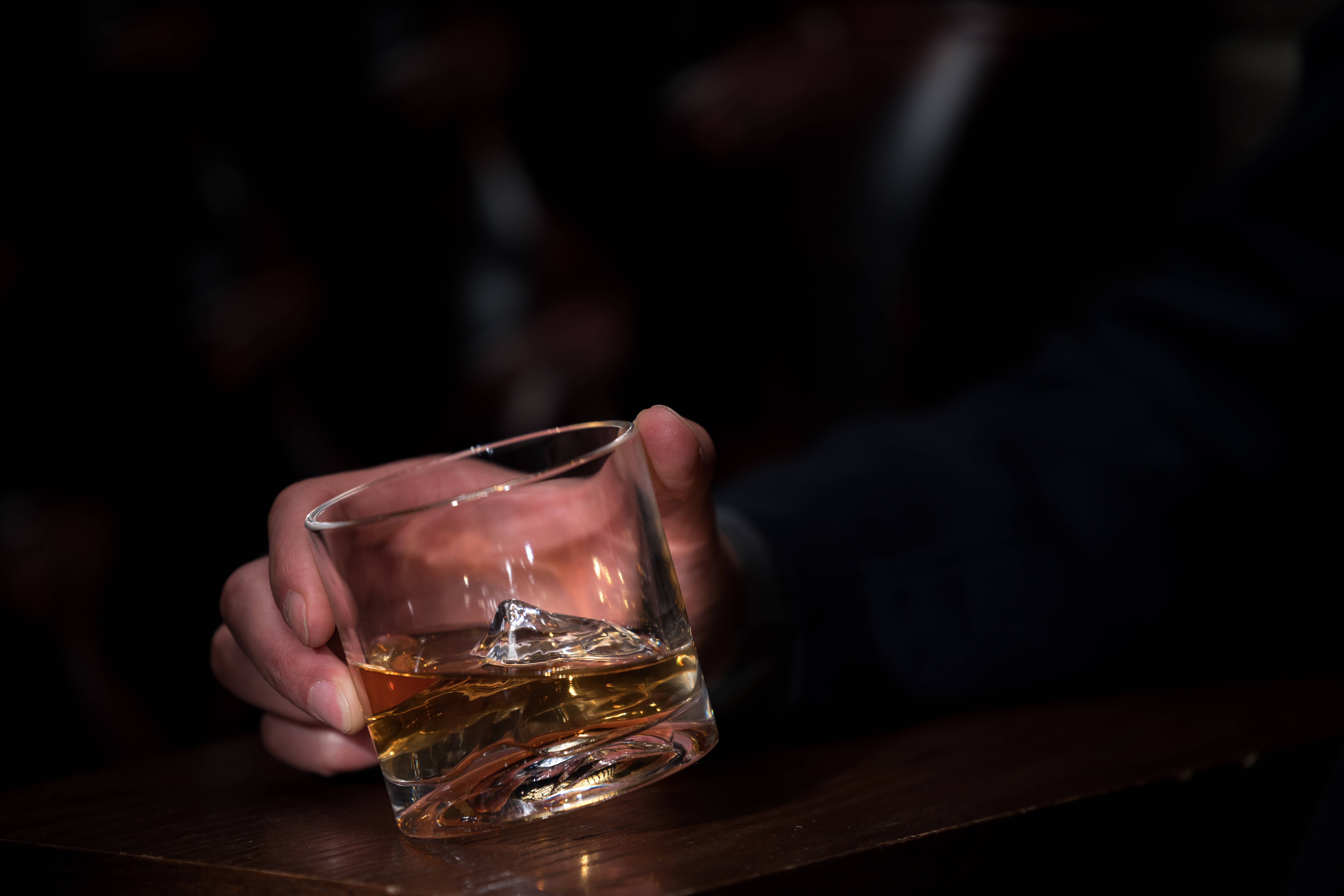 Viva | Espro | Liiton - Wholesale Cocktail/Liquor Glass - Everest - 2-Piece Crystal Bourbon Whiskey Glass Set3