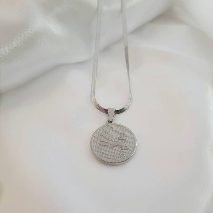 Leo stjernetegn mønt halskæde for engroshandel hos The Casson Collection