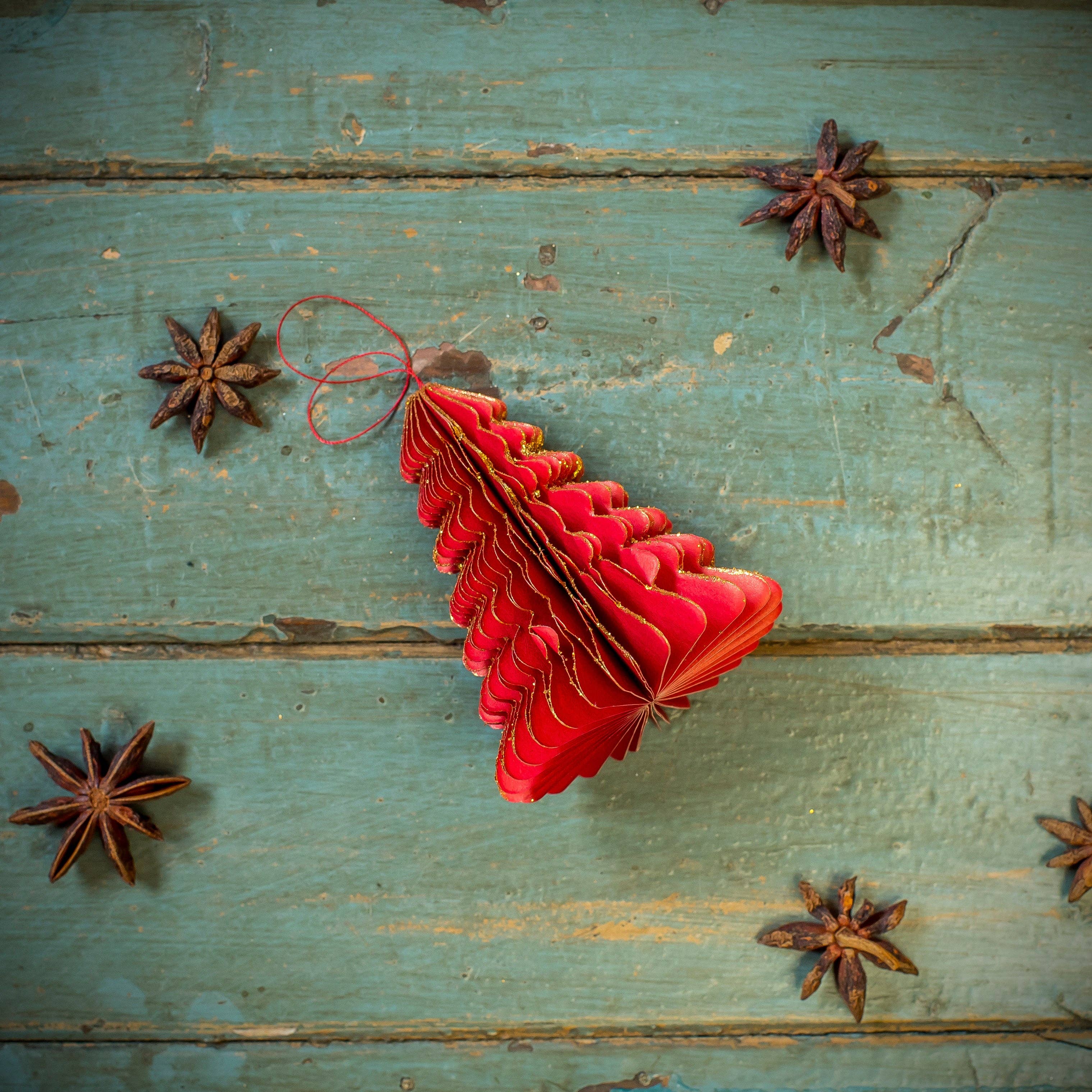 Moult - Vente Décoration de Noël - Arbres en nid d'abeille en papier rouge0