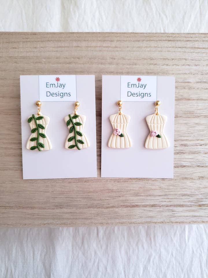 Boucles d'oreilles pendantes Boho Mannequin en pâte polymère pour la vente par EmJay Designs