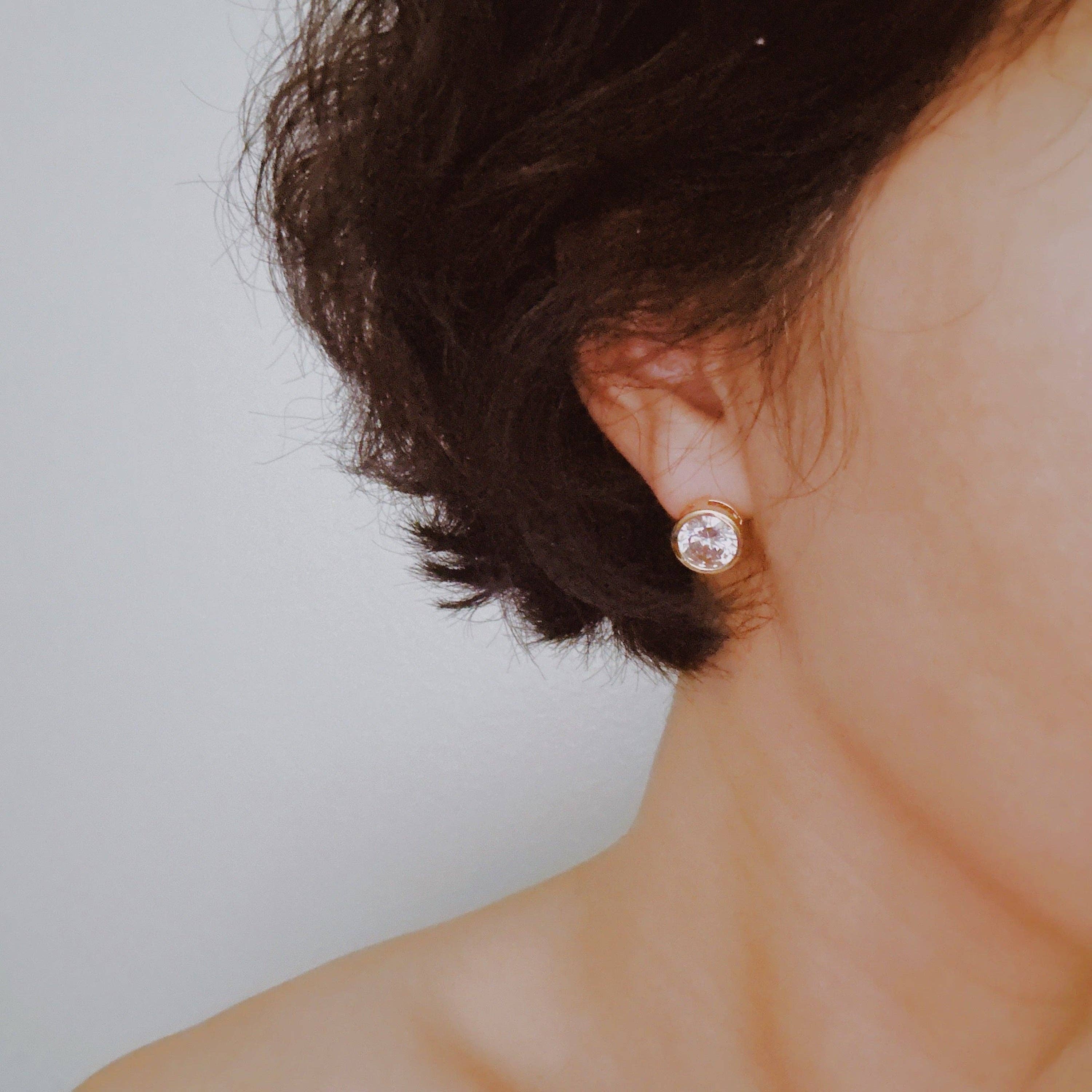 Ellison+Young – Engroshandel Ørestikkere – Fed og strålende bezel-stiftøreringe4