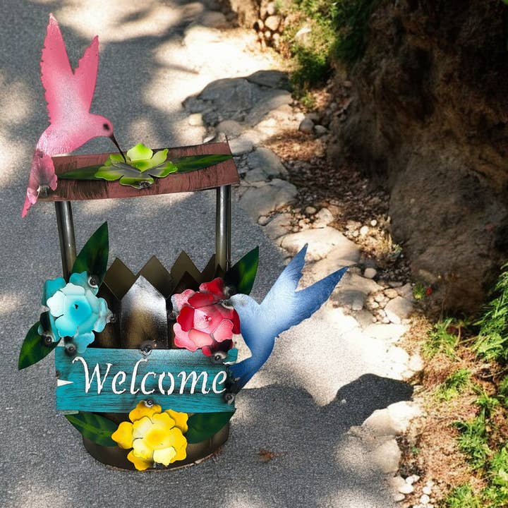 Support de plantes en métal avec colibris et panneau de bienvenue pour la vente par Blue Goat Garden Decor