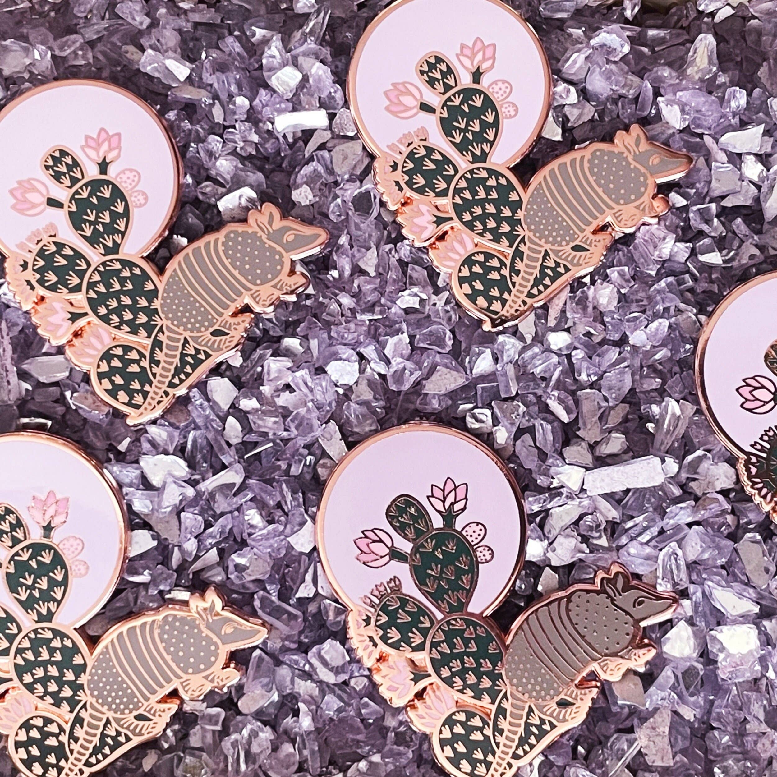 Mother of the Moon – Engroshandel Reversnål/knap – Bæltedyr Moon Emalje Pin1