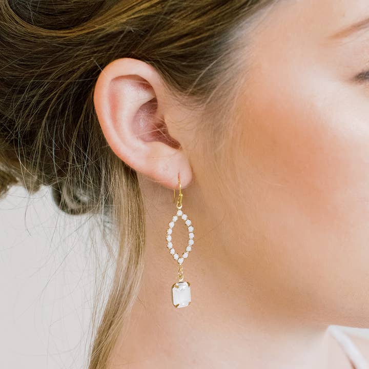 Acute Designs - Vendita all'ingrosso Orecchini pendenti - Delicati orecchini a grappolo Swarovski bianchi1