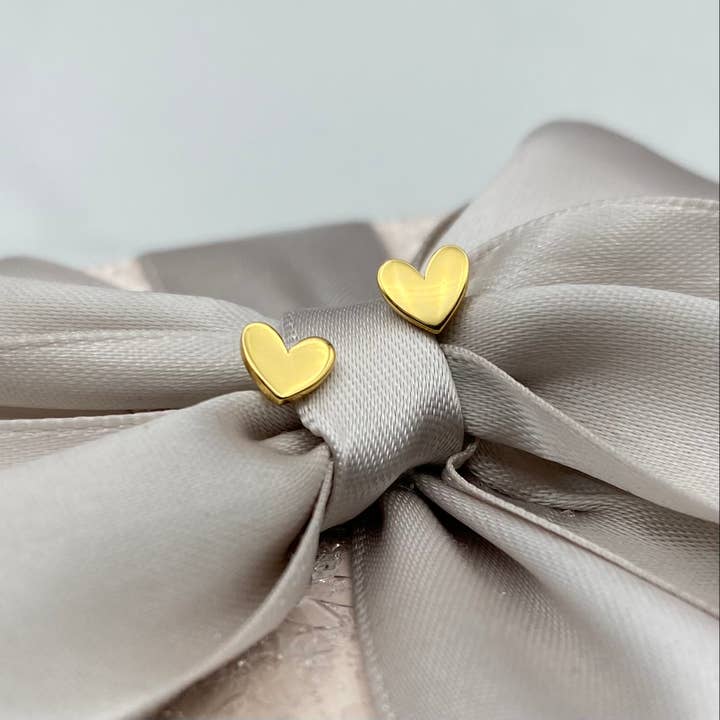 Klassische Pure Heart Ohrstecker für den Großhandel von Something Silver