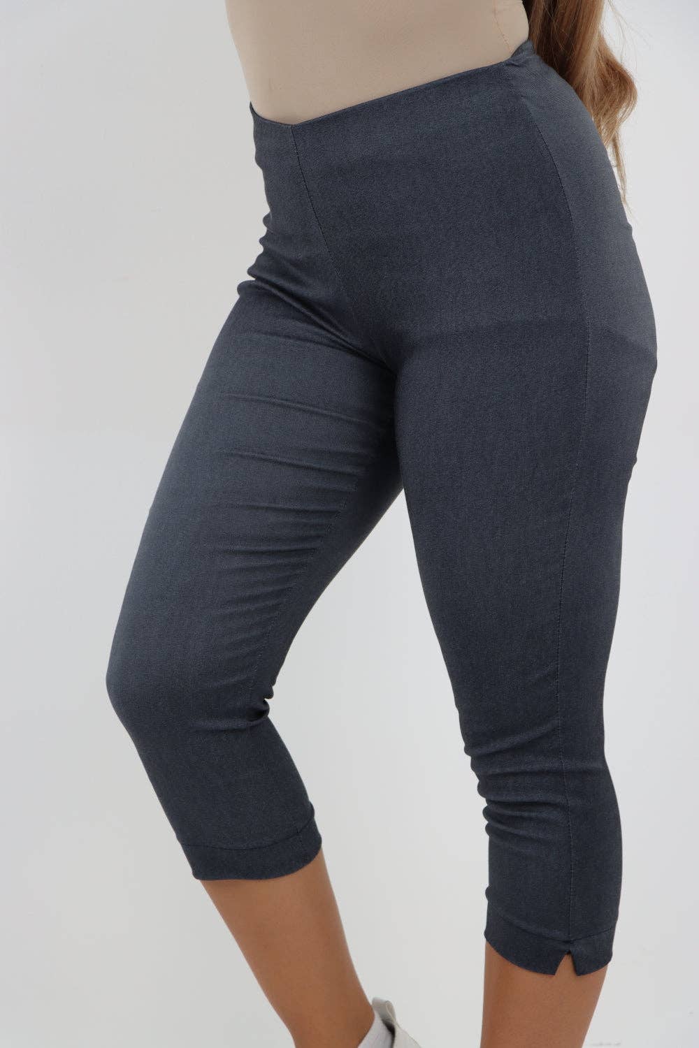 Miss Bold - Vendita all'ingrosso Pantalone - Donna - Pantaloni Capri in tinta unita italiana9