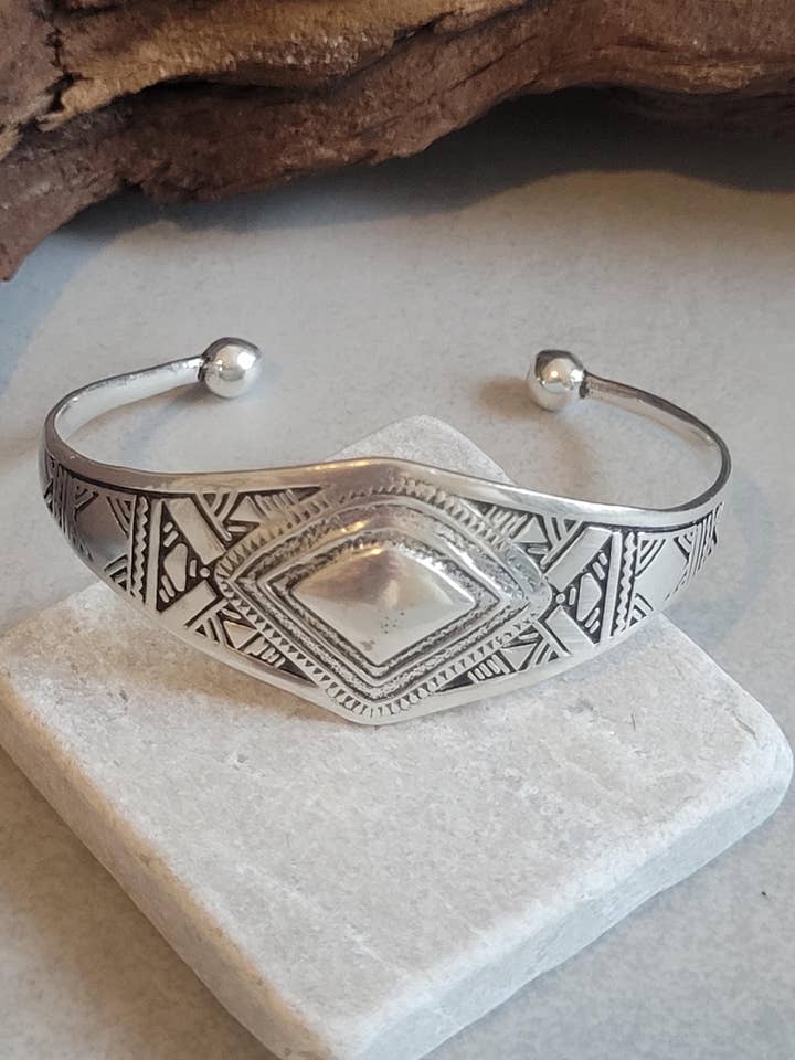 Brazalete Tribal de Plata con Patrones Intrincados para venta al por mayor de Laboheme