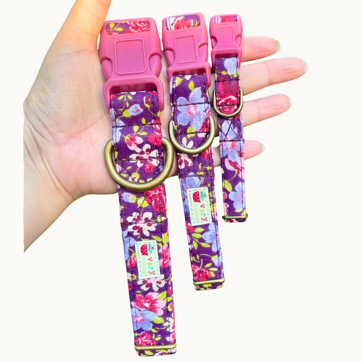 Collier pour chienne violet à motif floral, style artisanal fabriqué aux États-Unis pour la vente par Very Vintage Designs