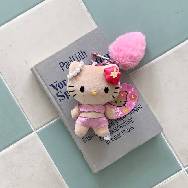 MOND HAUS – Engroshandel Nøglering - Dame – Imani Nøglering | Bedårende Killingedukkevedhæng i Pink Bikini8