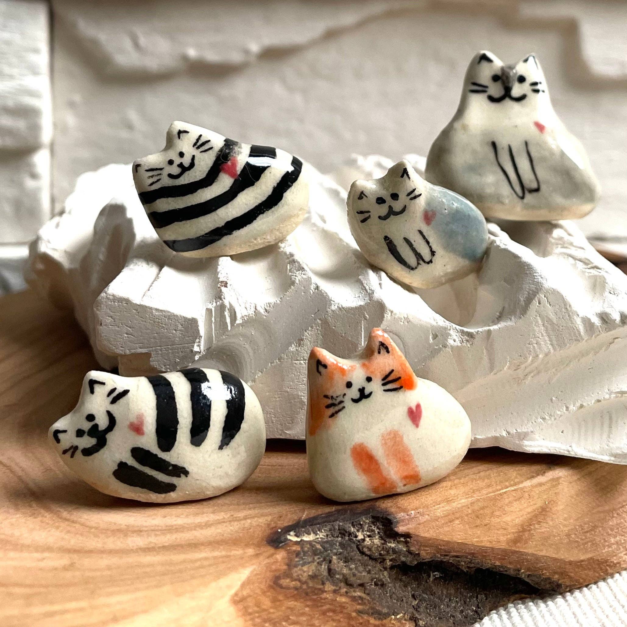 Dariia Dziuba - Wholesale Decorative Figurine - Tiny Hand-Sculpted Ceramic Cats with Heart – Assorted Designs3