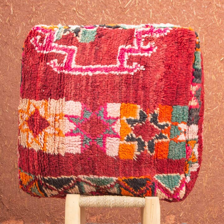 POUF EN LAINE ROUGE À SYMBOLES MIXTES pour la vente par Daridecoo