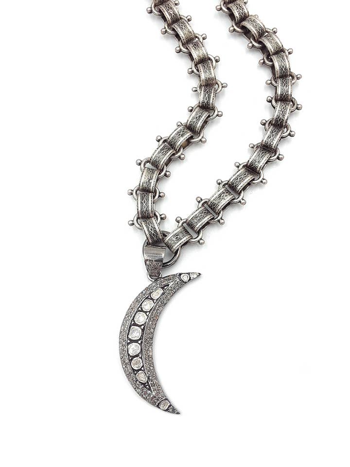 Collier demi-lune en diamant sur chaîne de style ancien - NE 2152 pour la vente par AVAASI