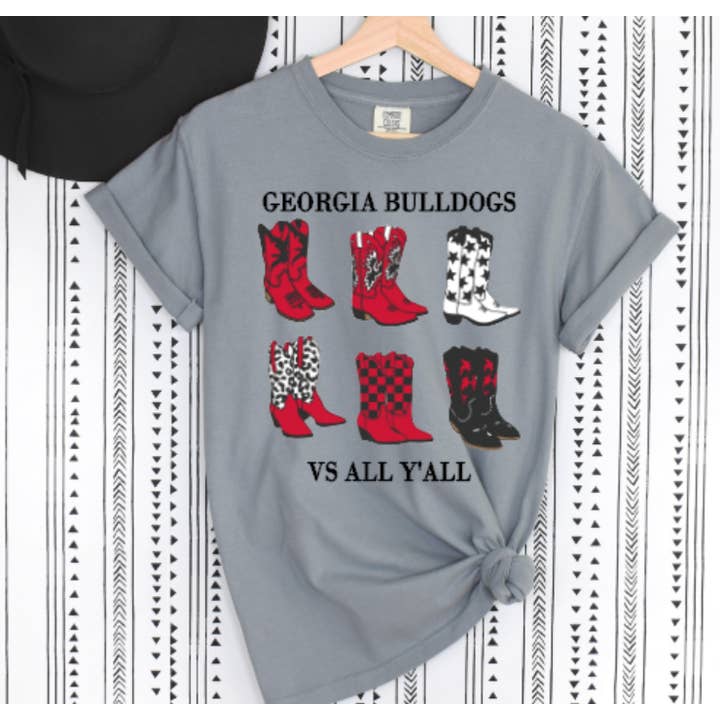 BB Subs and Screens – T-shirt gráfica - Mulher por atacado – Camiseta gráfica Georgia Bulldogs Vs All Y'all UGA Boots