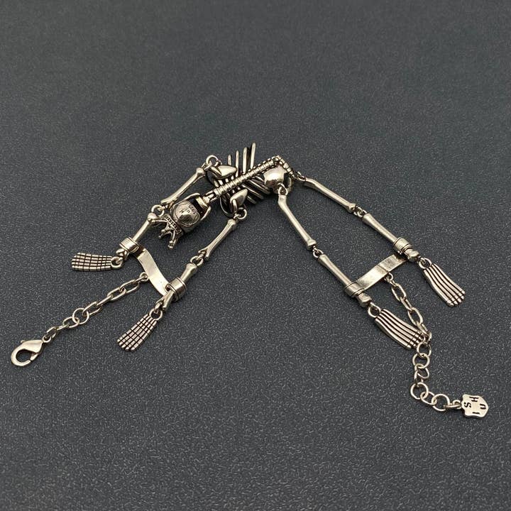 Mio Queena – Großhandel Armband mit Charms/Anhängern – GT-Charm-Armband aus versilbertem Sling-Skelett mit gotischem Design3