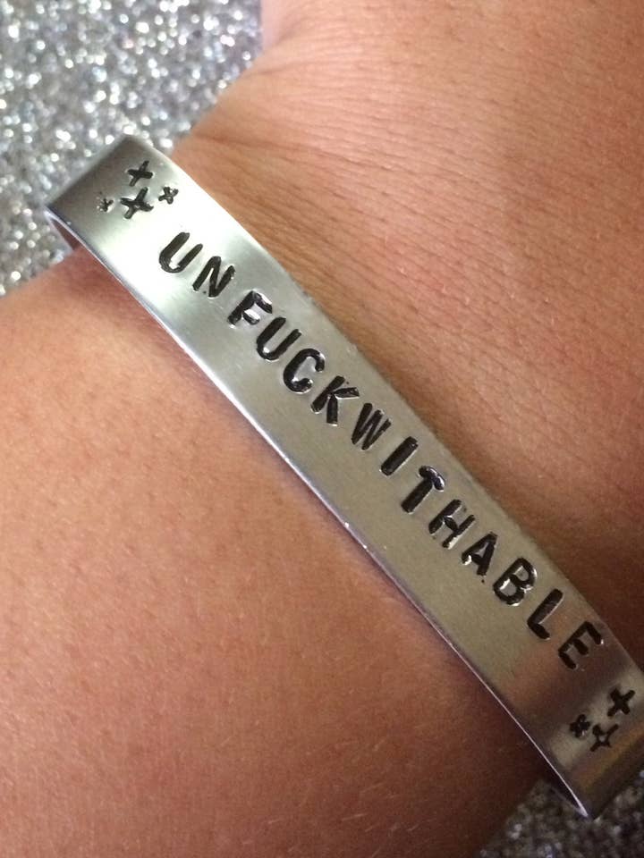 Unf*** brazalete con puño para venta al por mayor de Mitzi Wear