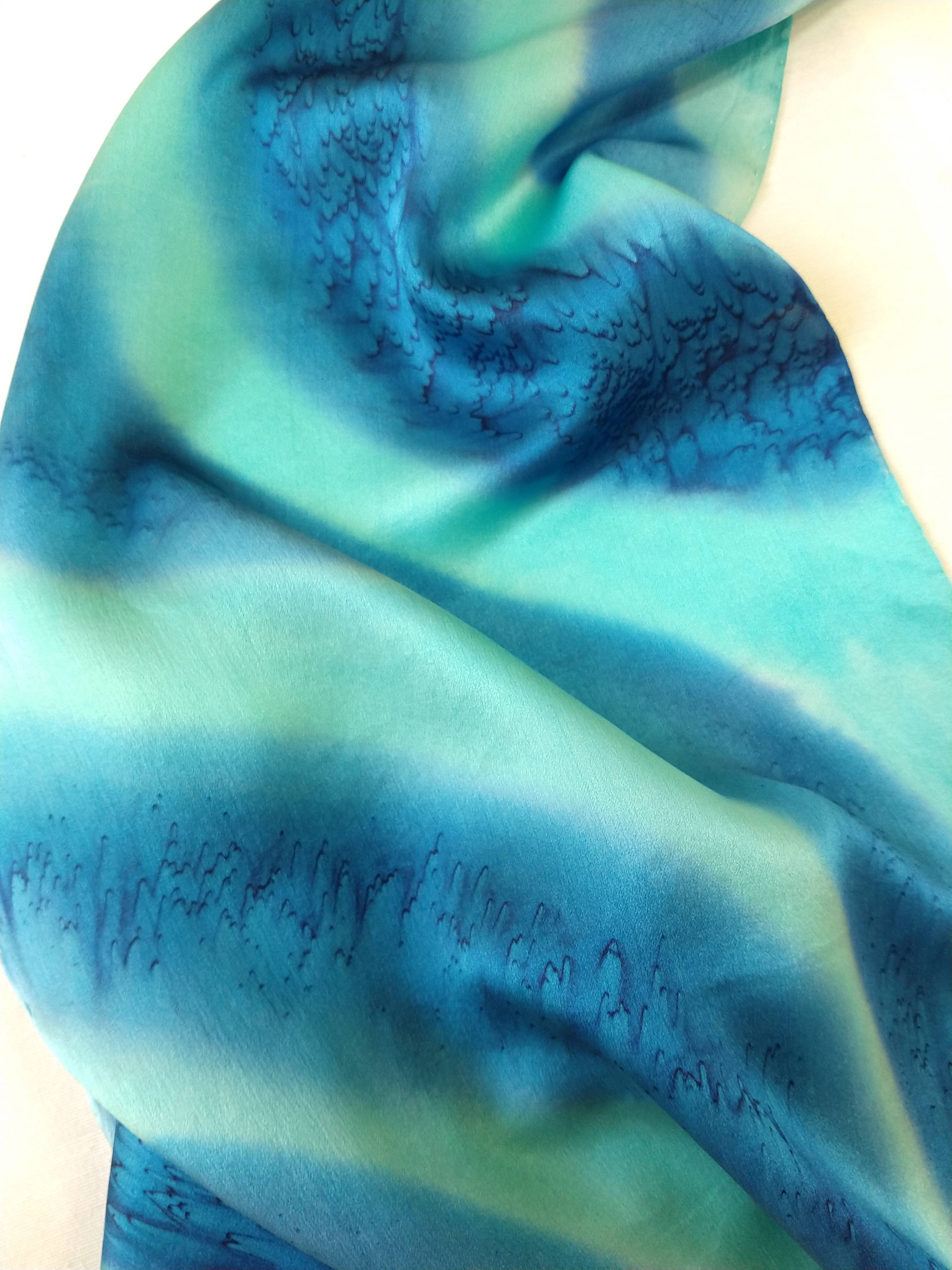 CONCHA BLANCH – Engroshandel Tørklæde - Dame – Blå satin håndmalet silketørklæde, mellemstørrelse9