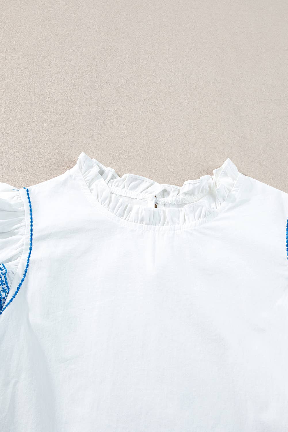 Blanc Blouse brodée à manches volantées et col volanté en vente sur Faire2