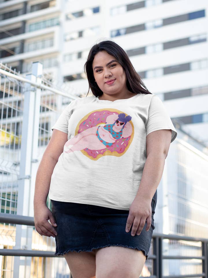 Bouée donut - T-shirt unisexe en coton biologique pour la vente par Chiaralascura