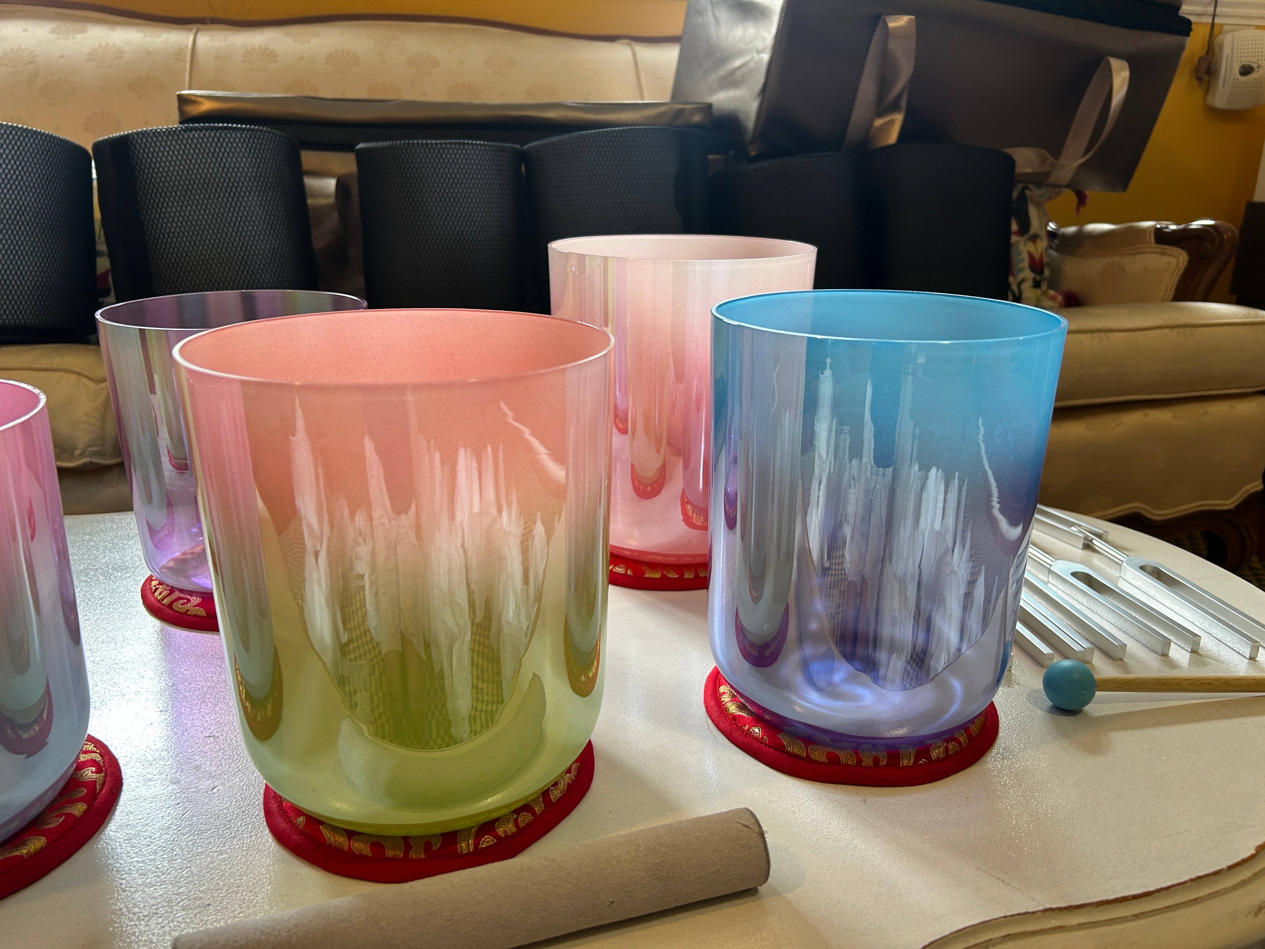 Heritage good Nepal – Großhandel Meditationszubehör – 432Hz Set mit 7 farbigen Alchemie-Kristall-Klangschalen 15–18 cm7