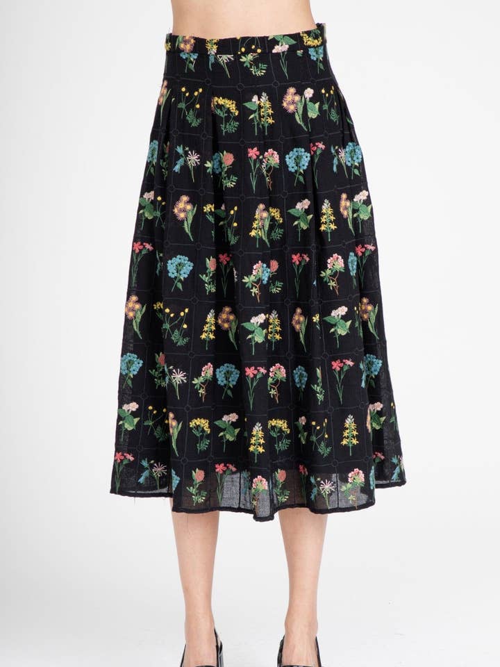 Falda Ambrose bordada a media pierna con estampado floral de otoño — Botanicals para venta al por mayor de Eva Franco