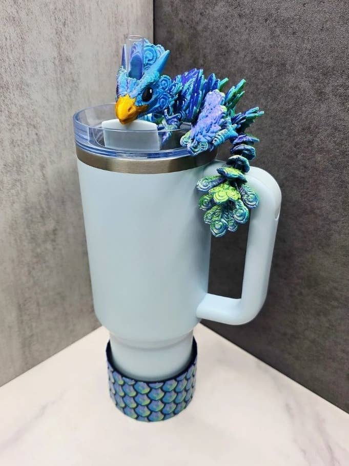 Topper per cannuccia a forma di drago pavone stampato in 3D per la vendita all'ingrosso da parte di Agape Designs 3D