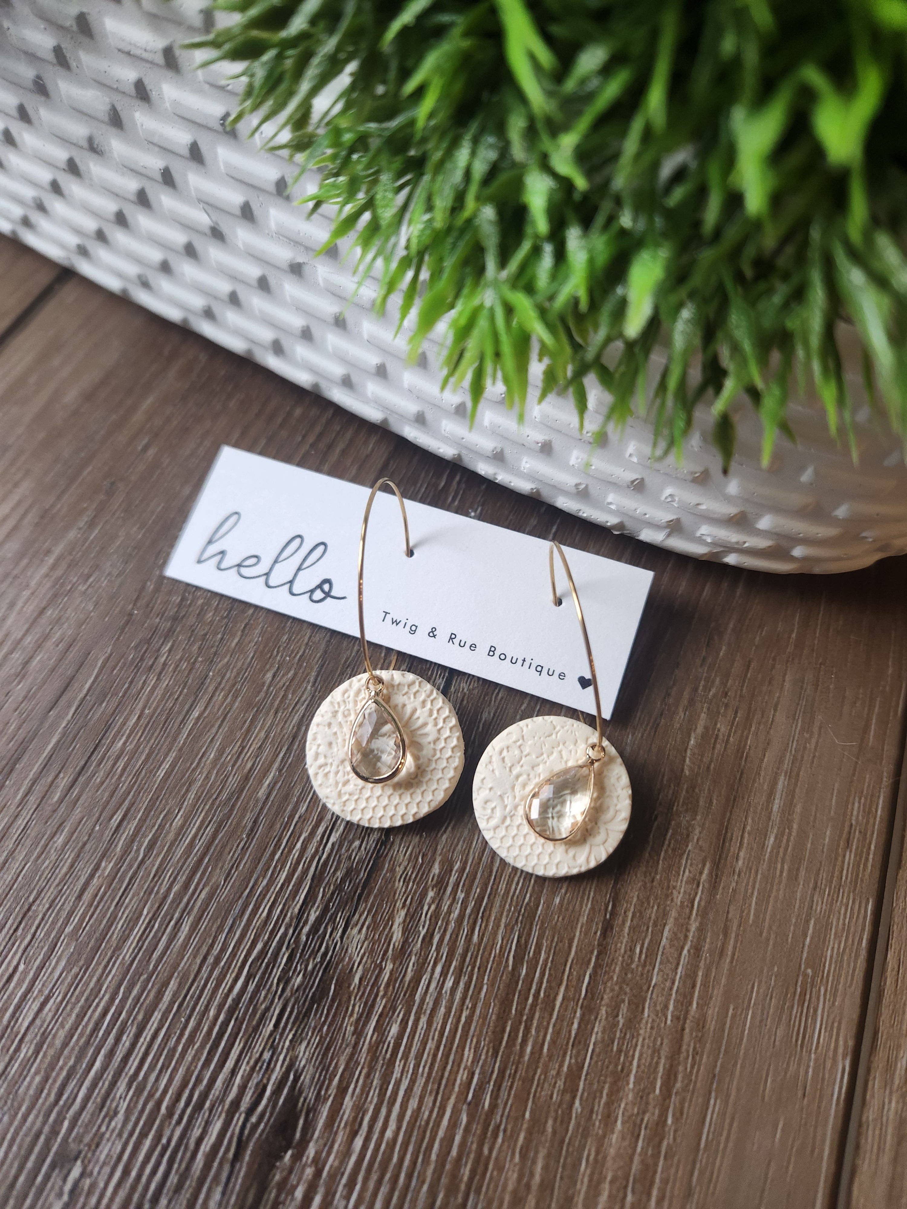 Twig & Rue boutique - Wholesale Hangende/ronde oorbellen - Lumi| Kristallen traan en klei ring1