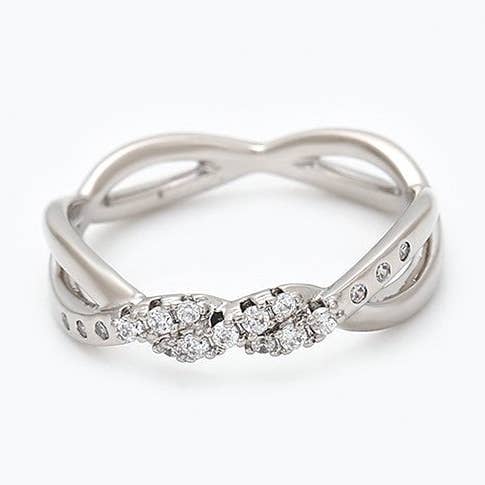 Zilverkleurige overlappende ring met zirkonia van touw voor wholesale door Harma