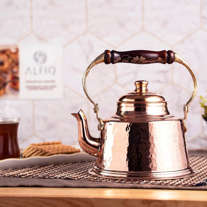 Teiera in rame massiccio martellato per fornello con manico in legno 1,6 quarti (1,5 litri) per la vendita all'ingrosso da parte di ALFIQ Copper