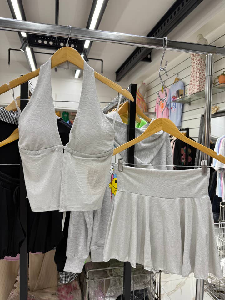 Vadderad halterneck-topp och kjolshorts i glansigt material för wholesale av Chilli Girl Collection