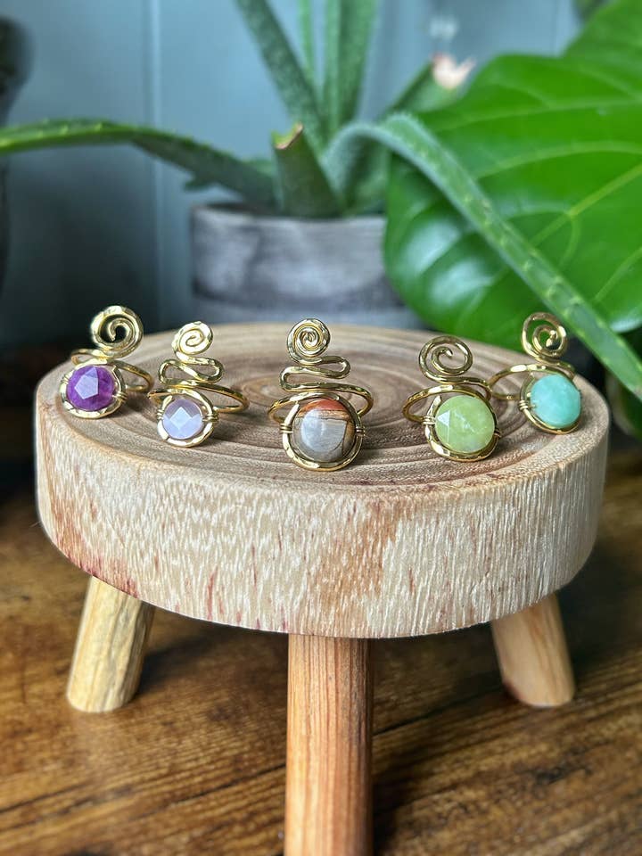 Anello a spirale in ottone con pietra per la vendita all'ingrosso da parte di Celestial Dream Gems