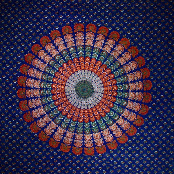 Marineblå Påfugl Dans Mandala Tapestry for engroshandel hos Wild Lotus