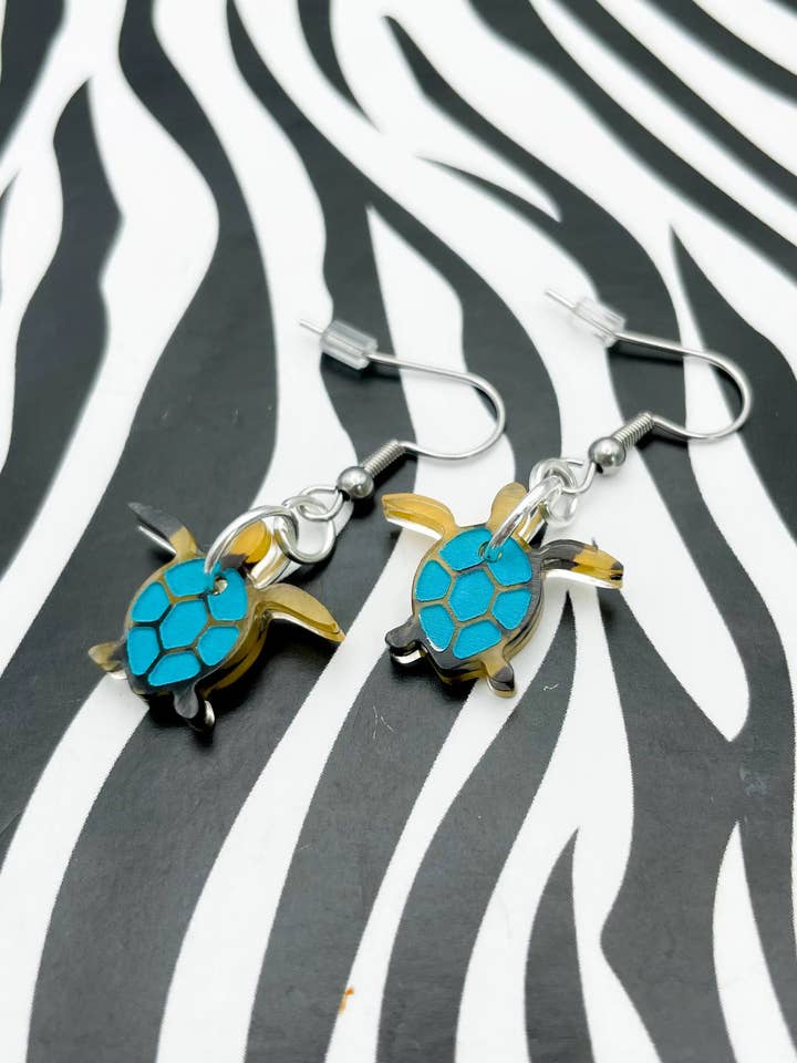 Boucles d'oreilles pendantes en acrylique turquoise à motif écaille de tortue pour la vente par Sapphire Frills Ltd