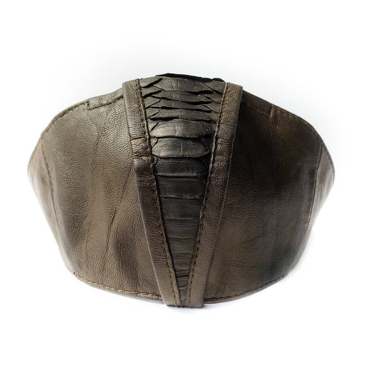 GREEN ROCK DEFENSE Ansiktsmask i olivläder för wholesale av JUNGLE TRIBE