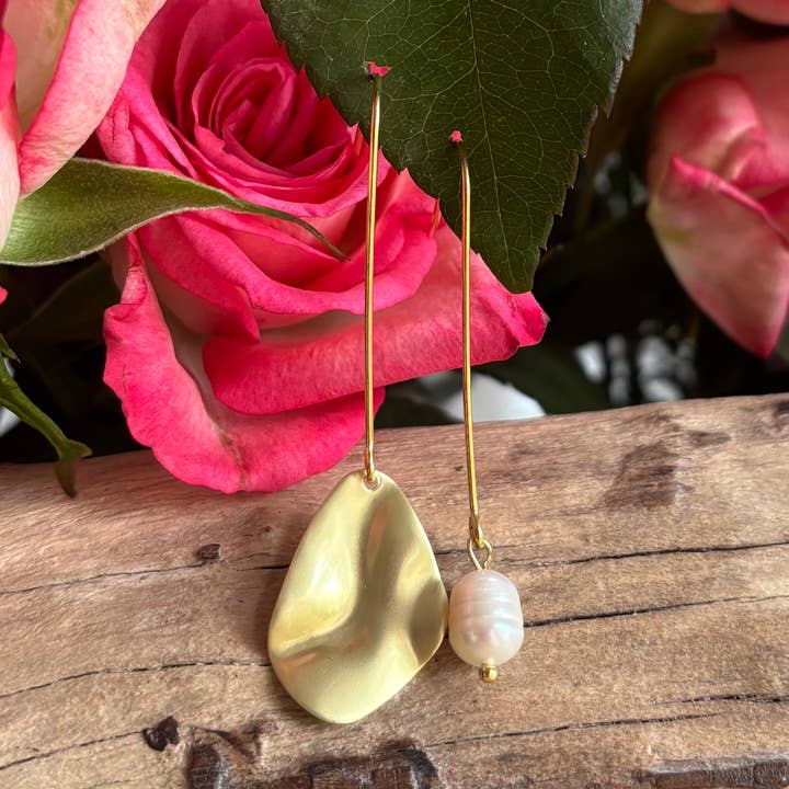 Orecchini a foglia con perle in oro placcato 14 carati non abbinati per la vendita all'ingrosso da parte di Ocean Ripples