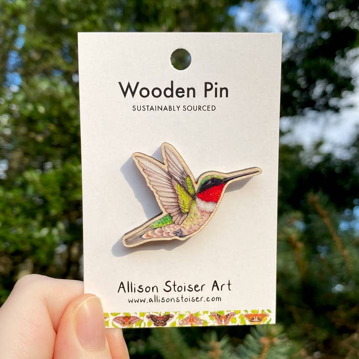 Spilla in legno a forma di colibrì maschio con gola rubina (di provenienza sostenibile) per la vendita all'ingrosso da parte di Allison Stoiser Art