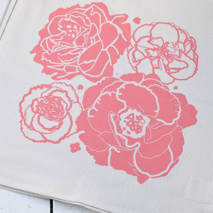 Hearth and Harrow – Großhandel Papier- & Stoffserviette – Servietten aus Bio-Baumwolle — Pfingstrosenblüten-Design in Korallenrosa