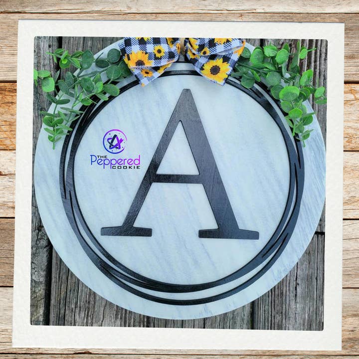 Support de porte - Support de porte circulaire initial INACHEVÉ pour la vente par The Peppered Cookie