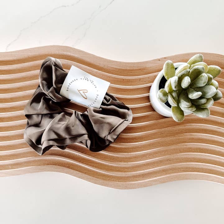 Chouchou en satin pour la vente par Eco Luxury Spa Co.