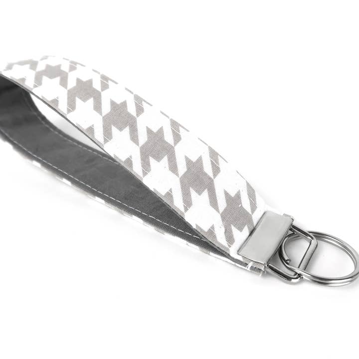 Porte-clés gris blanc Houdstooth pour la vente par Designs By Rachel Lynn
