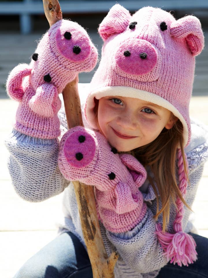 Bonnet à oreilles d'animal en laine tricotée pour enfants Cochon pour la vente par Pachamama Ltd