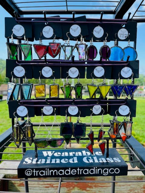 Nachfüllpackung für Ohrring-Display aus Buntglas für den Großhandel von Trailmade Trading Company