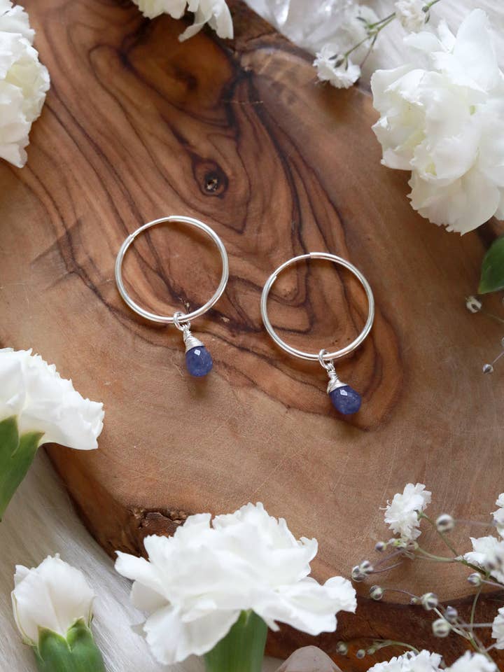 Tanzanite Baby Hoops {Guld eller Sølv} for engroshandel hos Malabella Jewels