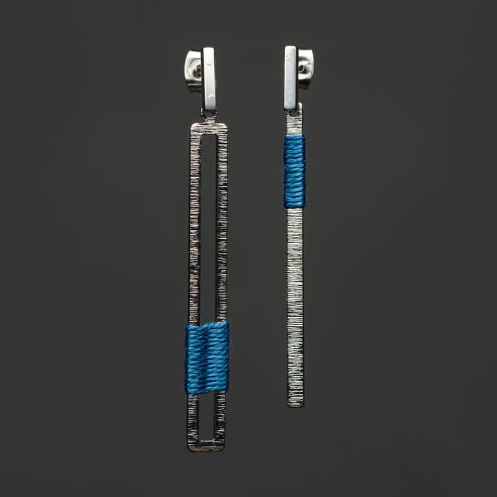 Asymmetriska hängande örhängen för wholesale av Loom Design