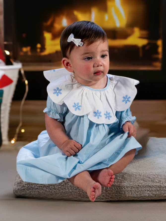 Vestido azul tipo obispo con copos de nieve bordados a mano para venta al por mayor de Hello Bebes!