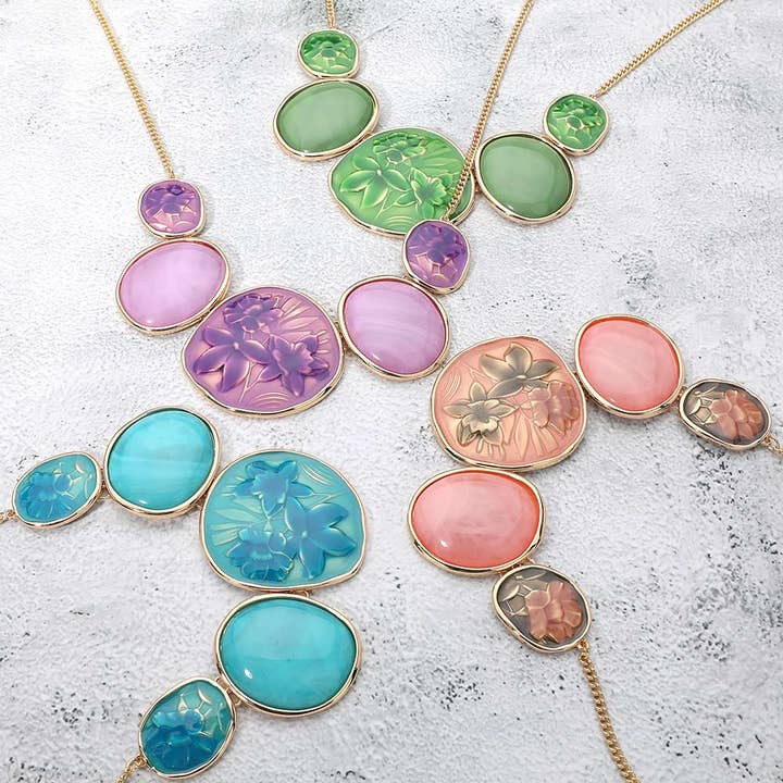 Collana con ciondolo a piastre smaltate geometriche in rilievo floreale per la vendita all'ingrosso da parte di Sensibling Corp.