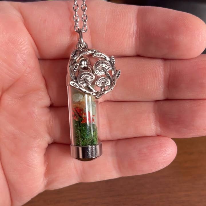 Moondust and Raven – Großhandel Kette mit Anhänger/Charm – Waldzauber-Amulett-Halskette mit Zauberfläschchen, Kristallschmuck im Hexenstil4