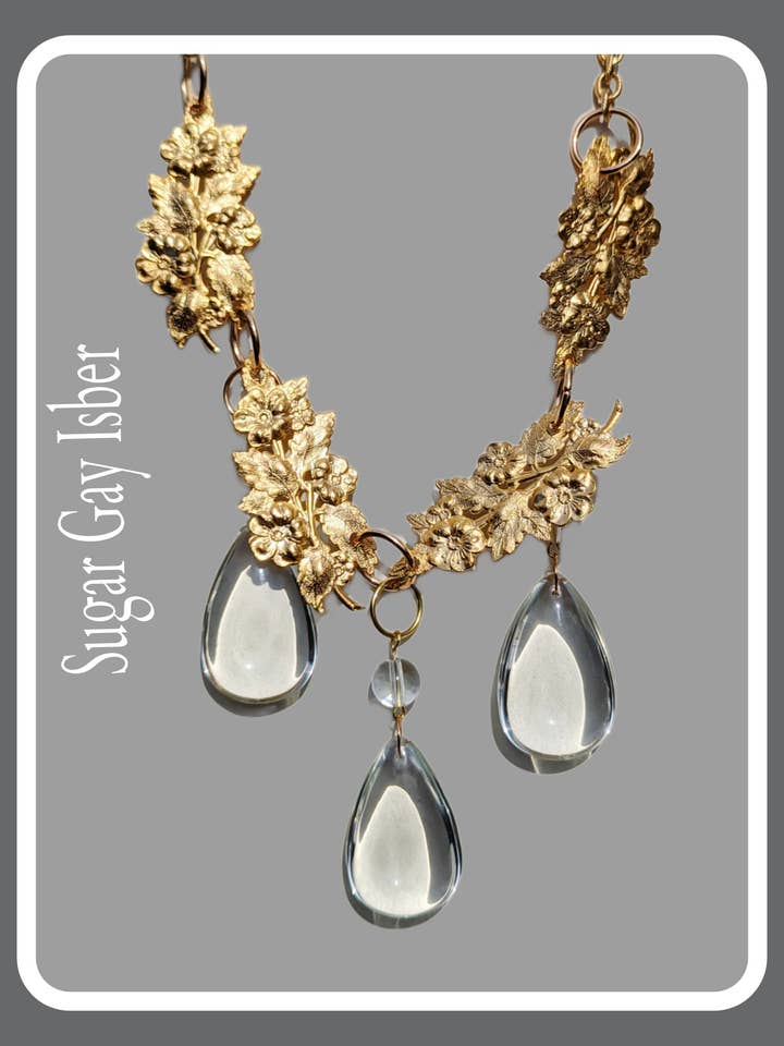 Collier Isber Sugar Gay en laiton, plaqué or 24 carats, gouttes en cristal, motifs floraux, fabriqué aux États-Unis, taille ajustable pour s'adapter pour la vente par Gay Isber Designs