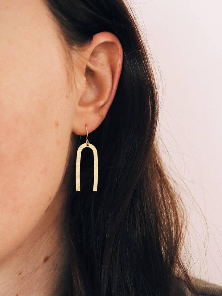 Messing Hangoorbellen, Boog Hangoorbellen voor wholesale door Olive St Jewelry