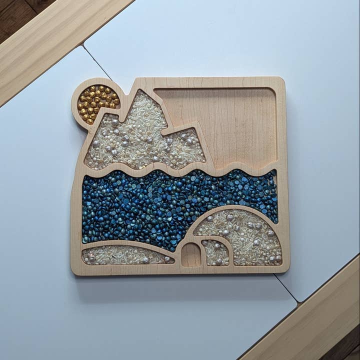 Arktische Sonnenaufgangsszene Sinnes-Spieltablett für den Großhandel von Carved Together Co